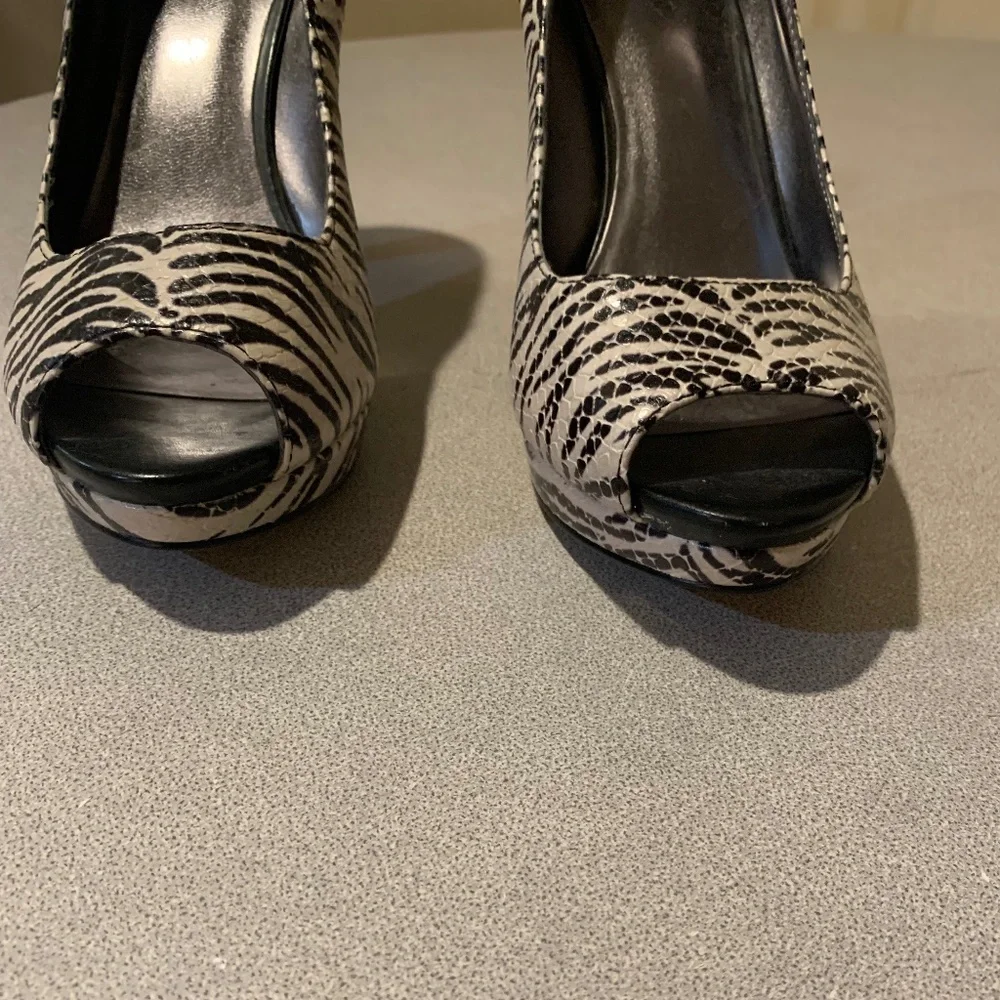 NWOB Nine West Black/White Zebra Stripe Platform Pumps sz 8.5 M